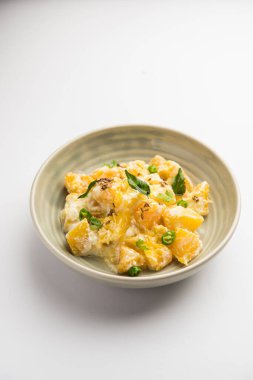 Marathi dilinde Lal Bhoplyache Bharit olarak bilinen Kırmızı Balkabağı veya Kaddu ka Raita, Hindistan Maharashtra 'dan gelen yiyecek.