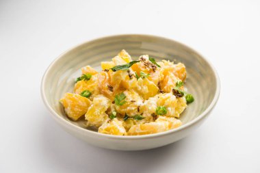 Marathi dilinde Lal Bhoplyache Bharit olarak bilinen Kırmızı Balkabağı veya Kaddu ka Raita, Hindistan Maharashtra 'dan gelen yiyecek.