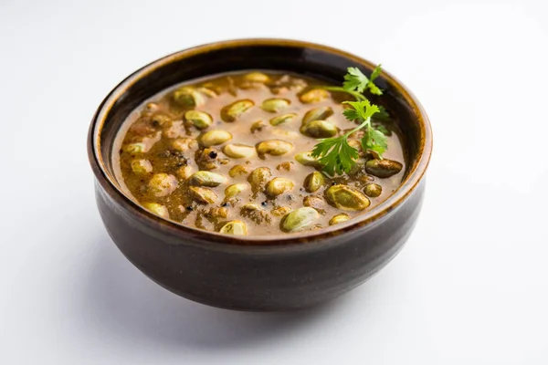 在印度 Pavta Bhaji或Lima Beans Curry Recipe也被称为Popat Dana Sabzi 装在一个碗里 — 图库照片