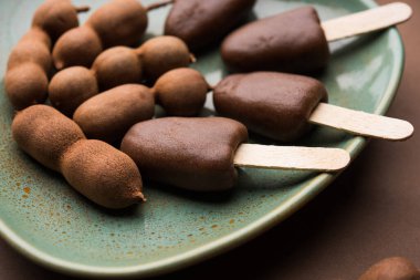 Imli çubuk şeker ya da Tamarind lolipop Hindistan 'da çocukların en sevdiği tatlı yemektir.