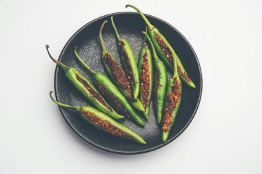 Bharwa Masala Mirch veya Doldurulmuş Yeşil Biber veya Bharli Mirchi, Hint yemeği.