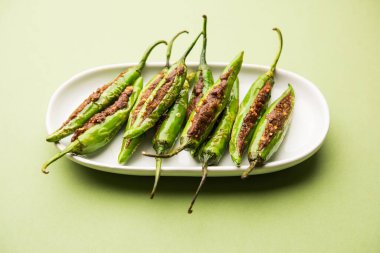 Bharwa Masala Mirch veya Doldurulmuş Yeşil Biber veya Bharli Mirchi, Hint yemeği.
