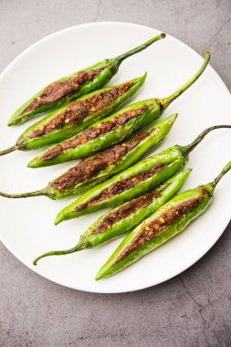 Bharwa Masala Mirch veya Doldurulmuş Yeşil Biber veya Bharli Mirchi, Hint yemeği.