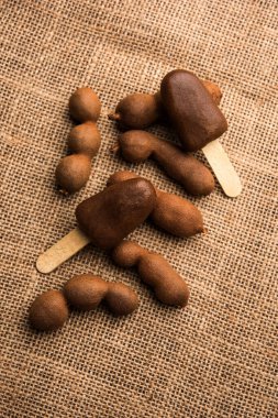 Imli çubuk şeker ya da Tamarind lolipop Hindistan 'da çocukların en sevdiği tatlı yemektir.