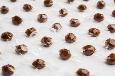 Tamarind Candy ya da Imli pop, Hint hamuru, şeker ya da jaggery 'den yapılır ve her iki ucunda küçük plastik ambalajlara sarılır.