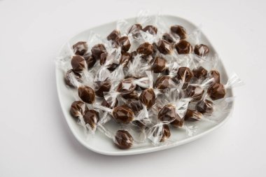 Tamarind Candy ya da Imli pop, Hint hamuru, şeker ya da jaggery 'den yapılır ve her iki ucunda küçük plastik ambalajlara sarılır.