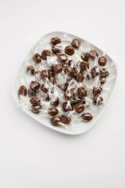 Tamarind Candy ya da Imli pop, Hint hamuru, şeker ya da jaggery 'den yapılır ve her iki ucunda küçük plastik ambalajlara sarılır.