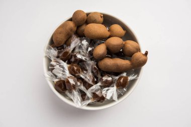 Tamarind Candy ya da Imli pop, Hint hamuru, şeker ya da jaggery 'den yapılır ve her iki ucunda küçük plastik ambalajlara sarılır.