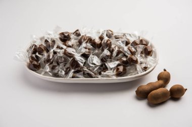 Tamarind Candy ya da Imli pop, Hint hamuru, şeker ya da jaggery 'den yapılır ve her iki ucunda küçük plastik ambalajlara sarılır.