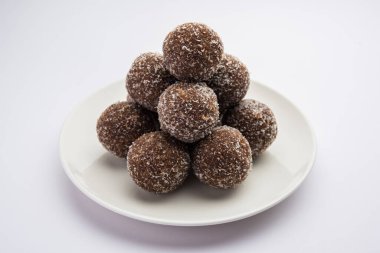 Çikolatalı Hindistan cevizi Laddu veya Laddoo kakao tozu karıştırılarak geleneksel Nariyal Ladoo 'nun bir karışımıdır.