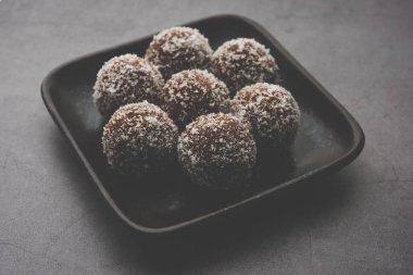 Çikolatalı Hindistan cevizi Laddu veya Laddoo kakao tozu karıştırılarak geleneksel Nariyal Ladoo 'nun bir karışımıdır.