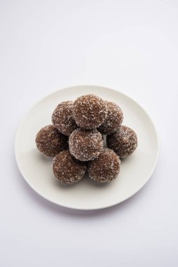 Çikolatalı Hindistan cevizi Laddu veya Laddoo kakao tozu karıştırılarak geleneksel Nariyal Ladoo 'nun bir karışımıdır.