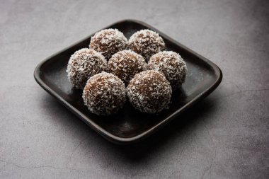 Çikolatalı Hindistan cevizi Laddu veya Laddoo kakao tozu karıştırılarak geleneksel Nariyal Ladoo 'nun bir karışımıdır.