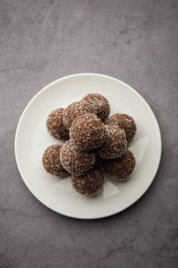 Çikolatalı Hindistan cevizi Laddu veya Laddoo kakao tozu karıştırılarak geleneksel Nariyal Ladoo 'nun bir karışımıdır.