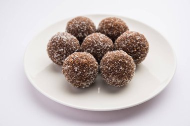 Çikolatalı Hindistan cevizi Laddu veya Laddoo kakao tozu karıştırılarak geleneksel Nariyal Ladoo 'nun bir karışımıdır.