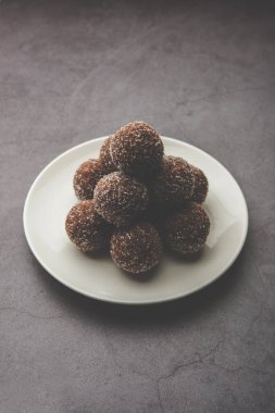 Çikolatalı Hindistan cevizi Laddu veya Laddoo kakao tozu karıştırılarak geleneksel Nariyal Ladoo 'nun bir karışımıdır.