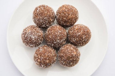 Çikolatalı Hindistan cevizi Laddu veya Laddoo kakao tozu karıştırılarak geleneksel Nariyal Ladoo 'nun bir karışımıdır.