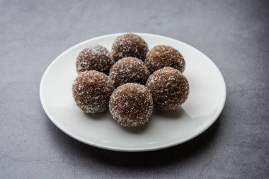 Çikolatalı Hindistan cevizi Laddu veya Laddoo kakao tozu karıştırılarak geleneksel Nariyal Ladoo 'nun bir karışımıdır.