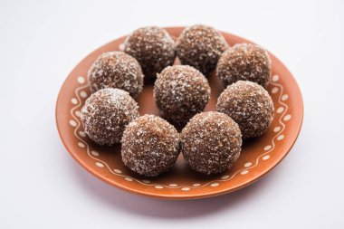 Çikolatalı Hindistan cevizi Laddu veya Laddoo kakao tozu karıştırılarak geleneksel Nariyal Ladoo 'nun bir karışımıdır.