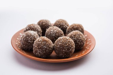 Çikolatalı Hindistan cevizi Laddu veya Laddoo kakao tozu karıştırılarak geleneksel Nariyal Ladoo 'nun bir karışımıdır.