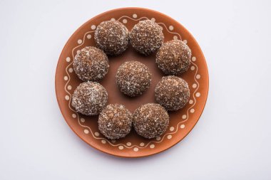 Çikolatalı Hindistan cevizi Laddu veya Laddoo kakao tozu karıştırılarak geleneksel Nariyal Ladoo 'nun bir karışımıdır.