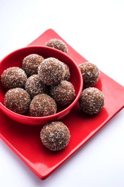 Çikolatalı Hindistan cevizi Laddu veya Laddoo kakao tozu karıştırılarak geleneksel Nariyal Ladoo 'nun bir karışımıdır.