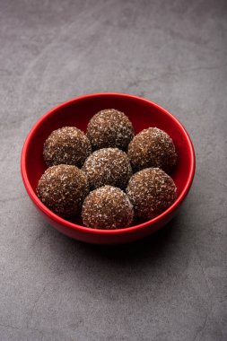 Çikolatalı Hindistan cevizi Laddu veya Laddoo kakao tozu karıştırılarak geleneksel Nariyal Ladoo 'nun bir karışımıdır.