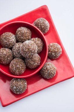 Çikolatalı Hindistan cevizi Laddu veya Laddoo kakao tozu karıştırılarak geleneksel Nariyal Ladoo 'nun bir karışımıdır.