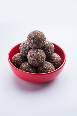 Çikolatalı Hindistan cevizi Laddu veya Laddoo kakao tozu karıştırılarak geleneksel Nariyal Ladoo 'nun bir karışımıdır.