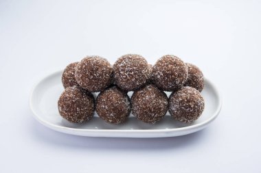 Çikolatalı Hindistan cevizi Laddu veya Laddoo kakao tozu karıştırılarak geleneksel Nariyal Ladoo 'nun bir karışımıdır.