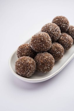 Çikolatalı Hindistan cevizi Laddu veya Laddoo kakao tozu karıştırılarak geleneksel Nariyal Ladoo 'nun bir karışımıdır.