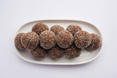 Çikolatalı Hindistan cevizi Laddu veya Laddoo kakao tozu karıştırılarak geleneksel Nariyal Ladoo 'nun bir karışımıdır.