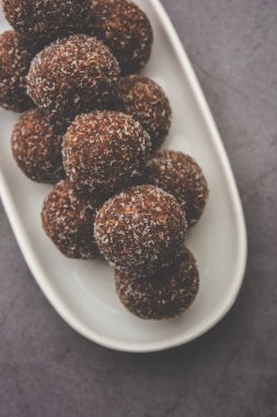 Çikolatalı Hindistan cevizi Laddu veya Laddoo kakao tozu karıştırılarak geleneksel Nariyal Ladoo 'nun bir karışımıdır.