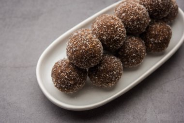 Çikolatalı Hindistan cevizi Laddu veya Laddoo kakao tozu karıştırılarak geleneksel Nariyal Ladoo 'nun bir karışımıdır.