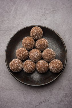 Çikolatalı Hindistan cevizi Laddu veya Laddoo kakao tozu karıştırılarak geleneksel Nariyal Ladoo 'nun bir karışımıdır.