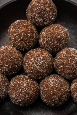 Çikolatalı Hindistan cevizi Laddu veya Laddoo kakao tozu karıştırılarak geleneksel Nariyal Ladoo 'nun bir karışımıdır.