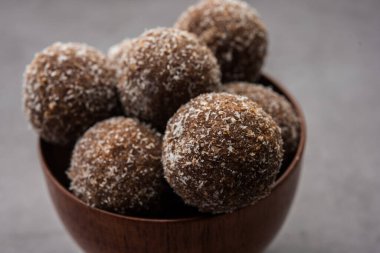 Çikolatalı Hindistan cevizi Laddu veya Laddoo kakao tozu karıştırılarak geleneksel Nariyal Ladoo 'nun bir karışımıdır.