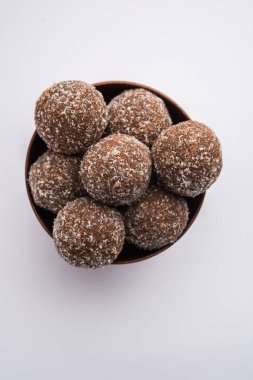 Çikolatalı Hindistan cevizi Laddu veya Laddoo kakao tozu karıştırılarak geleneksel Nariyal Ladoo 'nun bir karışımıdır.