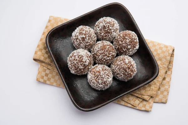 초콜릿 코코넛라두 Chocolate Coconut Laddu 또는라두 Laddoo 코코아 가루를 혼합하여 — 스톡 사진