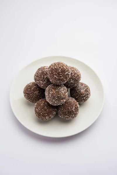 초콜릿 코코넛라두 Chocolate Coconut Laddu 또는라두 Laddoo 코코아 가루를 혼합하여 — 스톡 사진
