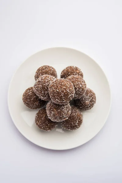 초콜릿 코코넛라두 Chocolate Coconut Laddu 또는라두 Laddoo 코코아 가루를 혼합하여 — 스톡 사진