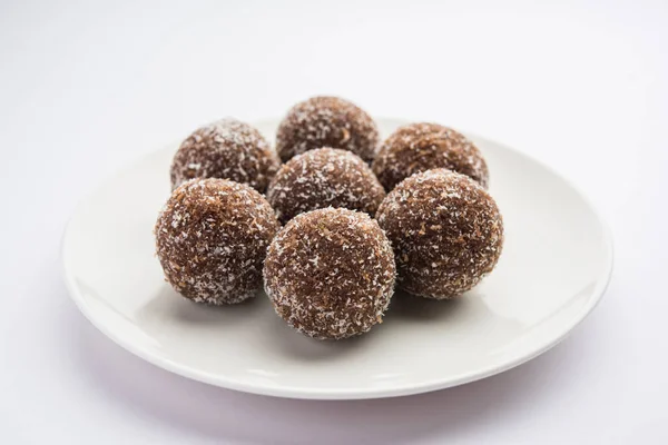 초콜릿 코코넛라두 Chocolate Coconut Laddu 또는라두 Laddoo 코코아 가루를 혼합하여 — 스톡 사진