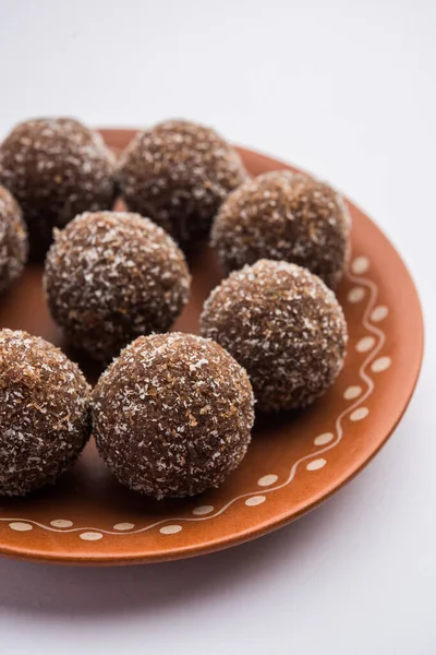 Csokoládé Kókusz Laddu Vagy Laddoo Hagyományos Nariyal Ladoo Csavar Kakaópor — Stock Fotó