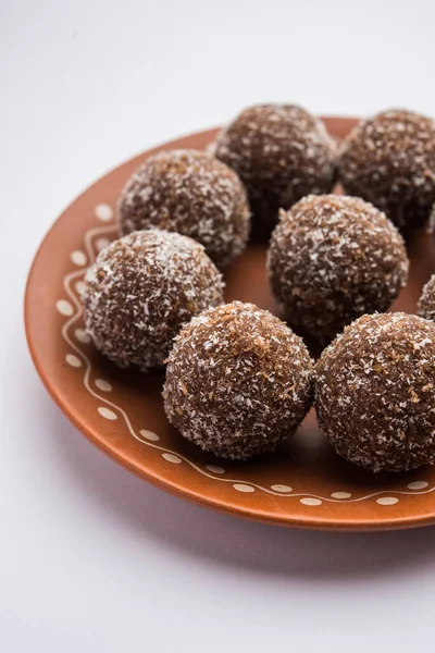 Çikolatalı Hindistan cevizi Laddu veya Laddoo kakao tozu karıştırılarak geleneksel Nariyal Ladoo 'nun bir karışımıdır.