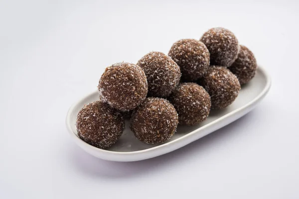 초콜릿 코코넛라두 Chocolate Coconut Laddu 또는라두 Laddoo 코코아 가루를 혼합하여 — 스톡 사진