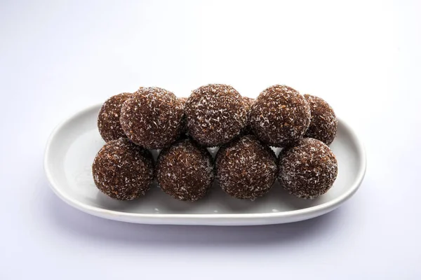 巧克力椰子Laddu或Laddoo混合可可粉是对传统Nariyal Ladoo的一种扭曲 — 图库照片
