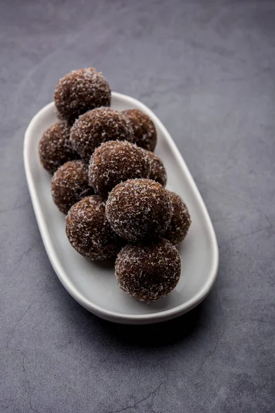 초콜릿 코코넛라두 Chocolate Coconut Laddu 또는라두 Laddoo 코코아 가루를 혼합하여 — 스톡 사진