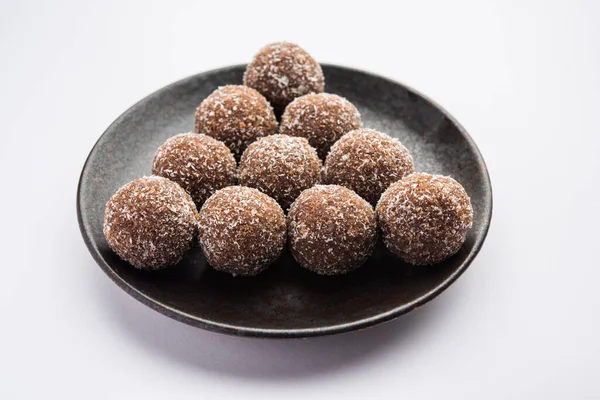 Csokoládé Kókusz Laddu Vagy Laddoo Hagyományos Nariyal Ladoo Csavar Kakaópor — Stock Fotó