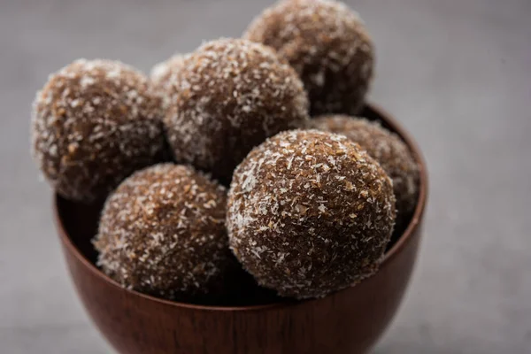 초콜릿 코코넛라두 Chocolate Coconut Laddu 또는라두 Laddoo 코코아 가루를 혼합하여 — 스톡 사진