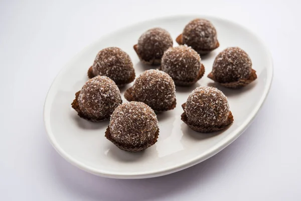 초콜릿 코코넛라두 Chocolate Coconut Laddu 또는라두 Laddoo 코코아 가루를 혼합하여 — 스톡 사진